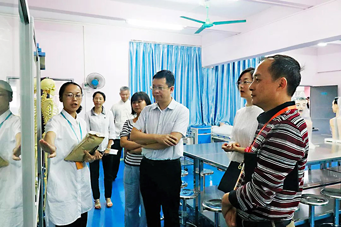 顏主任和劉護(hù)士長對(duì)我校的護(hù)理實(shí)訓(xùn)室進(jìn)行參觀指導(dǎo)